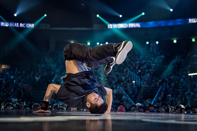 Hong 10 (R) competes against Mounir in the finals at Jamsil Arena during the Red Bull BC One World Final, Seoul, Korea on November 30th 2013.