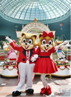 Lotte World’s mascots are a pair of raccoons that go by the names, “Lotty and Lorry.” They are said to be one of the most successful theme park characters to be created, selling over a record breaking number of stuffed versions of themselves and various merchandise.