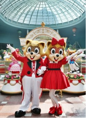Lotte World’s mascots are a pair of raccoons that go by the names, “Lotty and Lorry.” They are said to be one of the most successful theme park characters to be created, selling over a record breaking number of stuffed versions of themselves and various merchandise. 