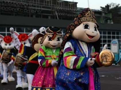 The characters that represent Seoul Land are two adorable turtles called, “Darong and A-rong.” The cute pair would be often spotted around the theme park with other fluffy characters, wearing differently themed-attire depending on the concept of the event or parade.