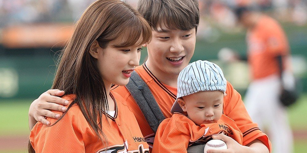 Yulhee and FTISLAND’s Minhwan Welcome Twin Daughters